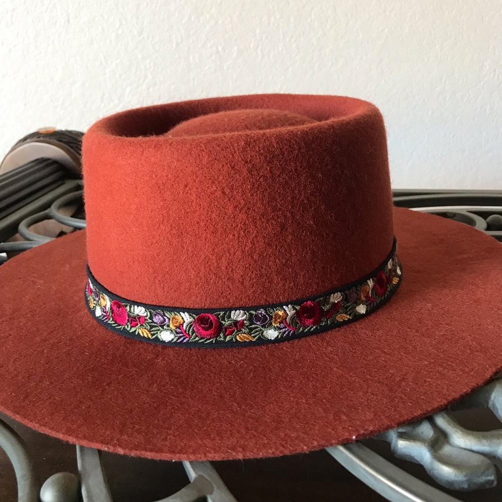 Rust color floral trim wool  Lucky Brand hat